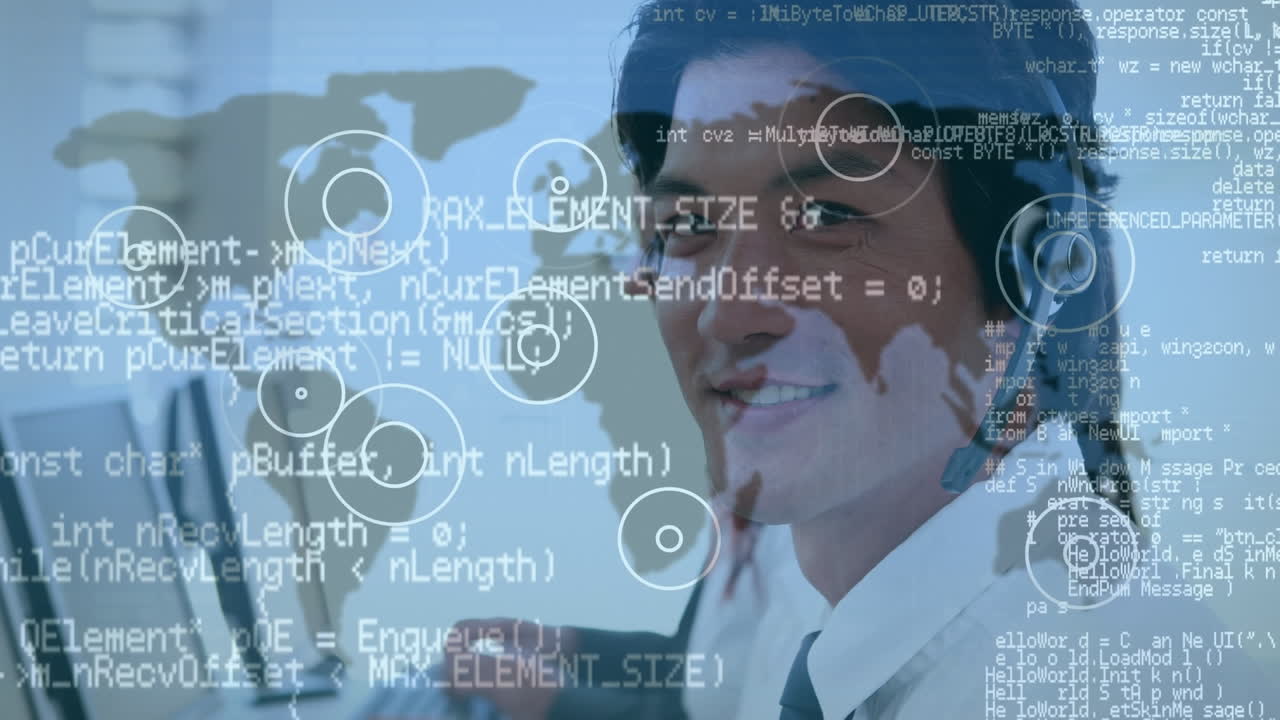 procesamiento de datos y círculos pulsantes sobre ejecutivo de atención al cliente masculino asiático que trabaja en la oficina