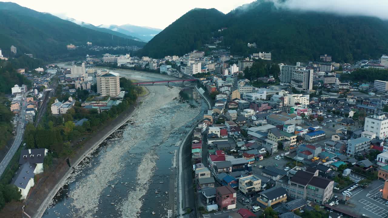 게로 온천 마을, 일본 리조트의 넓은 공중 기울기 공개