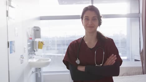 retrato de una feliz doctora caucásica en el pasillo del hospital, cámara lenta