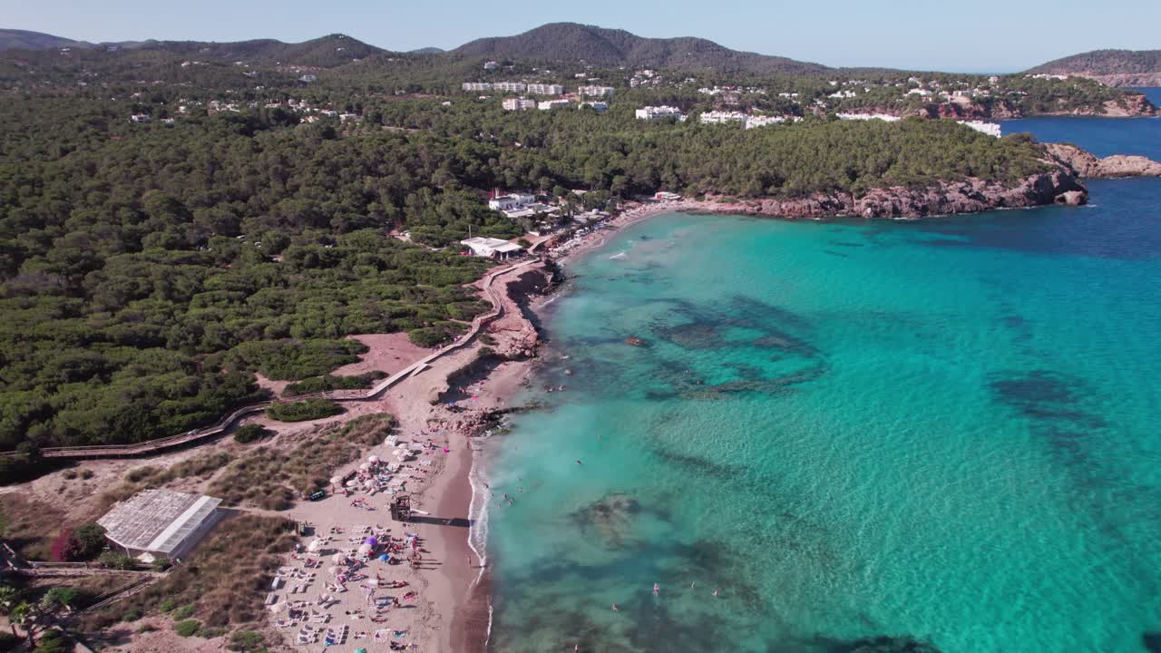 vuelo de drones sobre una hermosa playa en ibiza en españa