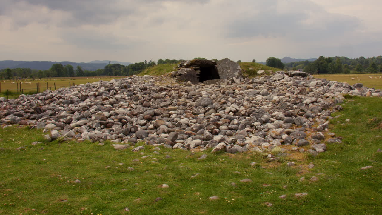 Bardzo szeroki kadr wejścia do północnej komory South Cairn przy Nether Largie Standing Stones w Kilmartin