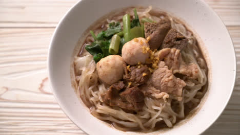 Rice-noodle-soup-with-Stewed-pork