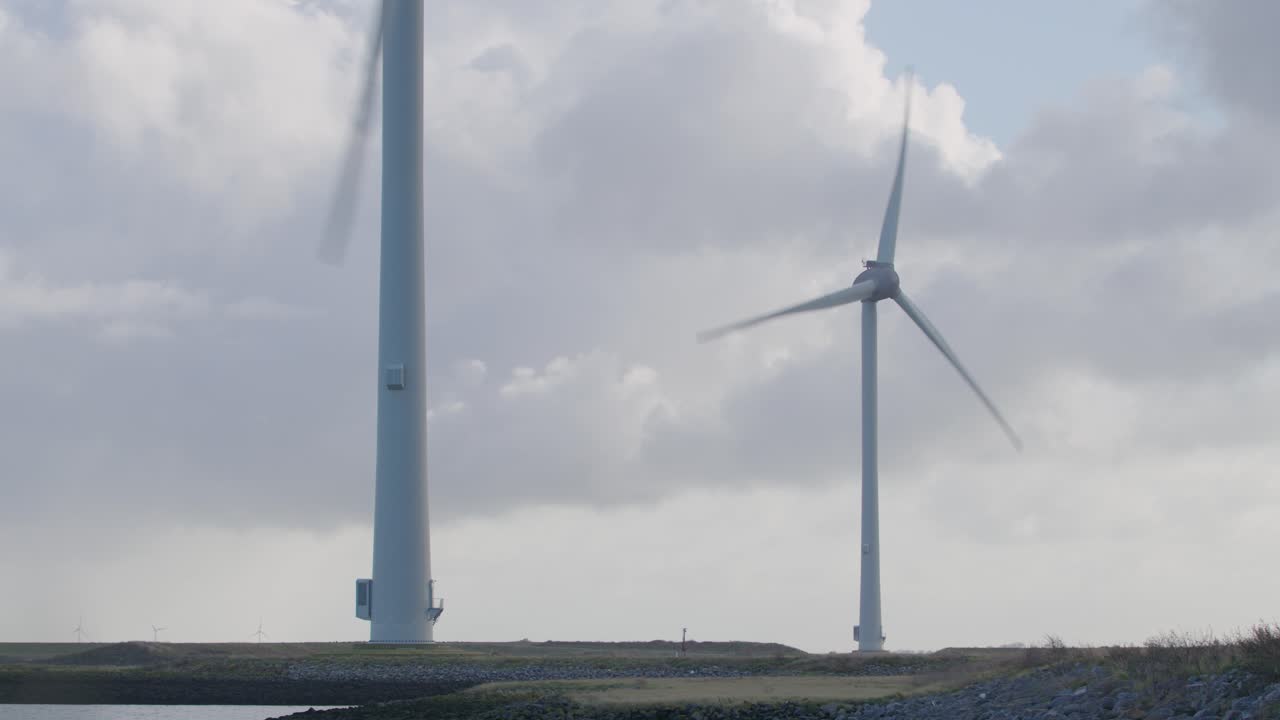 움직이는 구름과 함께 풍력 터빈의 정적  ⁇  타임  ⁇ 프