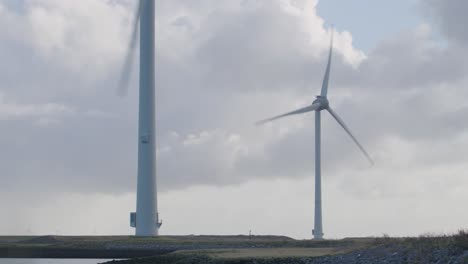 Statische-Aufnahme-Von-Windkraftanlagen-Mit-Sich-Bewegenden-Wolken-Im-Zeitraffer