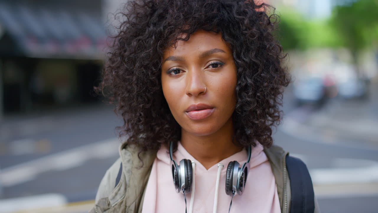 retrato de una mujer afro que parece triste