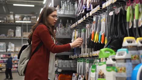 mujer comprando utensilios de cocina en un supermercado