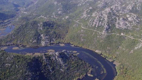 Luftaufnahme-Des-Skadar-Sees-In-Montenegro,-Sonniger-Sommertag-In-Der-Nähe-Des-Aussichtspunkts-Pavlova-Strana