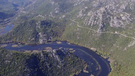 vista aérea del lago skadar en montenegro día soleado de verano cerca del mirador pavlova strana