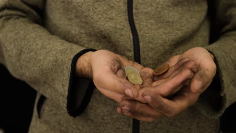 sucio mendigo sin hogar recibiendo monedas pobre hombre mendigando 4k