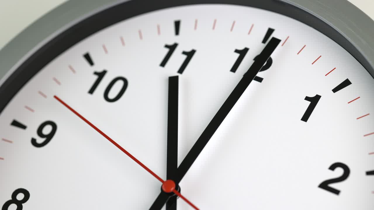 Large white wall clock Set the time for 11.00 o'clock. The red minute hand keeps running. Time lapse movie.