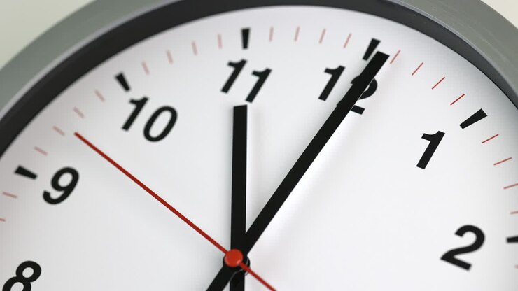 Large white wall clock Set the time for 11.00 o'clock. The red minute hand keeps running. Time lapse movie.