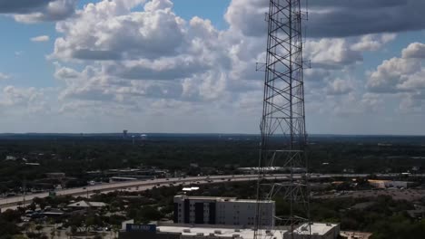 autopista concurrida en imágenes de drones del centro de texas