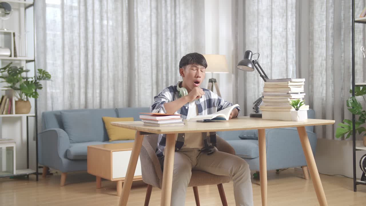 집에서 공부하는 피곤한 학생