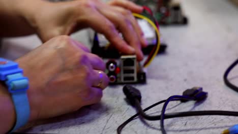 el ingeniero está comprobando las conexiones de audio y video de la placa base.