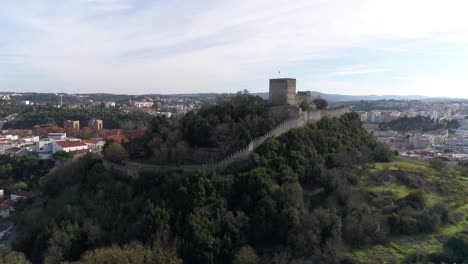 el vuelo de un dron revela el diseño de la ciudad de leiria, con su castillo en el centro de portugal.