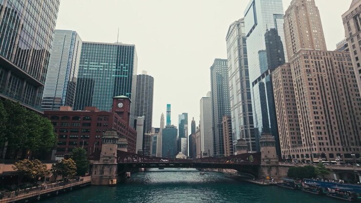 Uma vista impressionante dos edifícios, pontes e do Rio Chicago no centro de Chicago