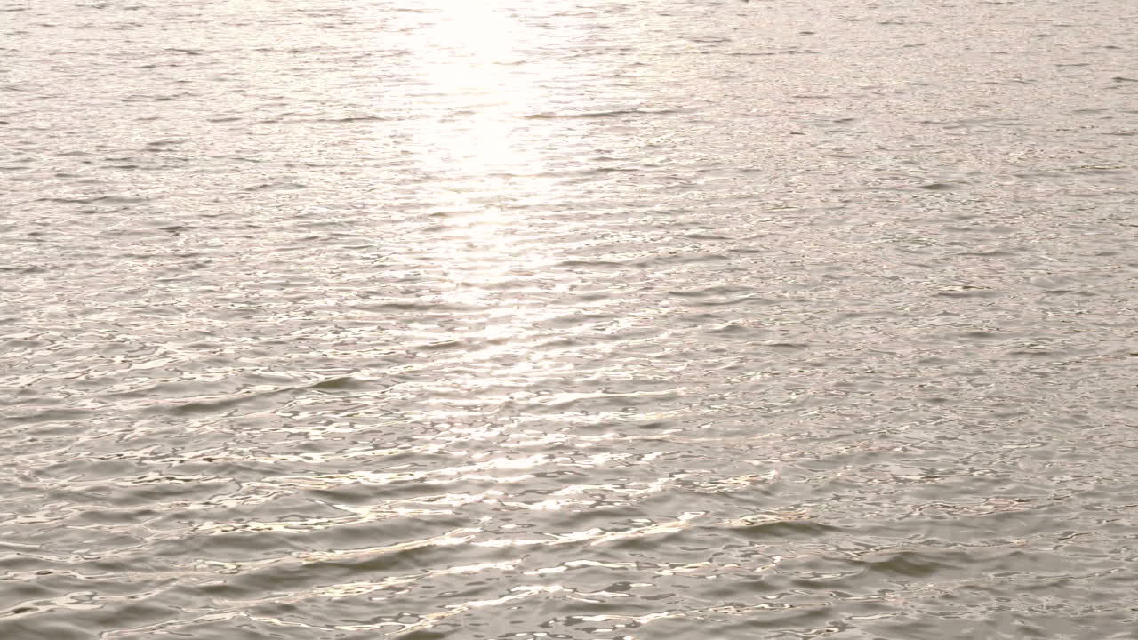 호수 수면에 반사된 황금빛