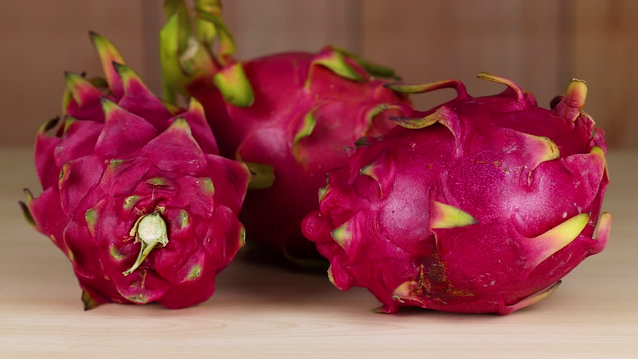 나무 표면 에 배열 된 활기찬 드래곤 과일