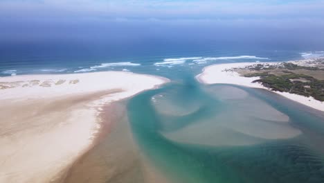 Estuario-De-Laguna-Abierto-Al-Océano-En-La-Desembocadura-Del-Río-Con-Una-Hermosa-Formación-De-Sedimentos-De-Arena-Visible-Desde-Arriba