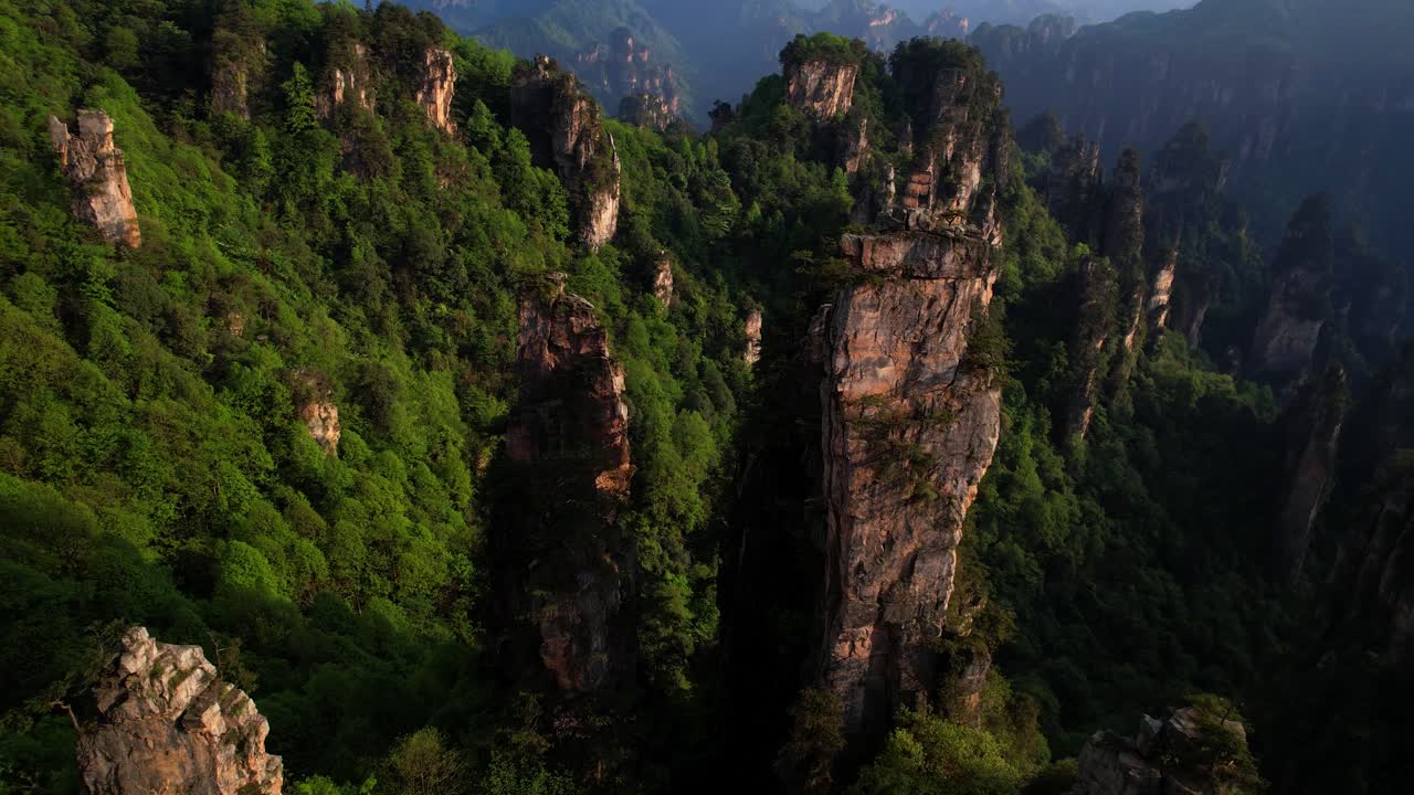 drone volando sobre pilares cársticos en la montaña tianzi al atardecer con vistas impresionantes