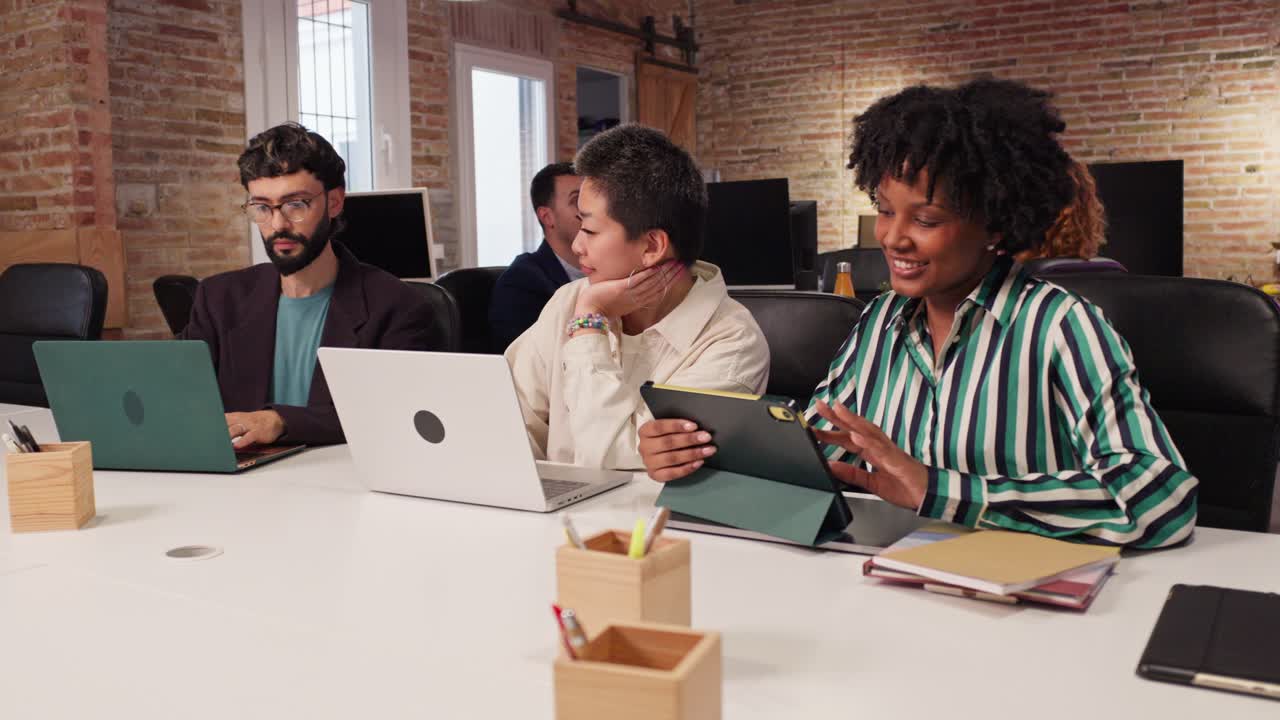 equipo diverso trabajando en un espacio de oficina moderno