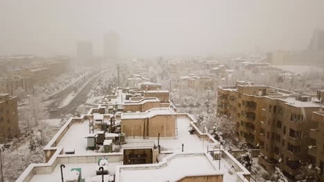 Fliegen-Sie-Während-Des-Starken-Schneefalls-In-Teheran,-Iran,-über-Die-Dächer-Von-Gebäuden