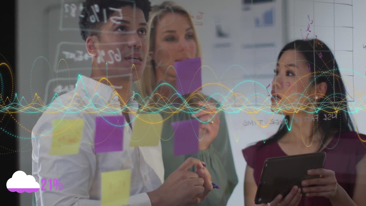 animación de múltiples gráficos, hombre de negocios diverso explicando a las mujeres sobre una nota adhesiva en la pared de vidrio