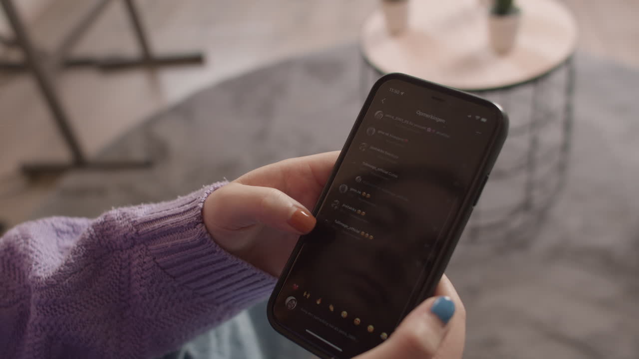 chica insegura revisando sus comandos y me gusta en instagram, cerca