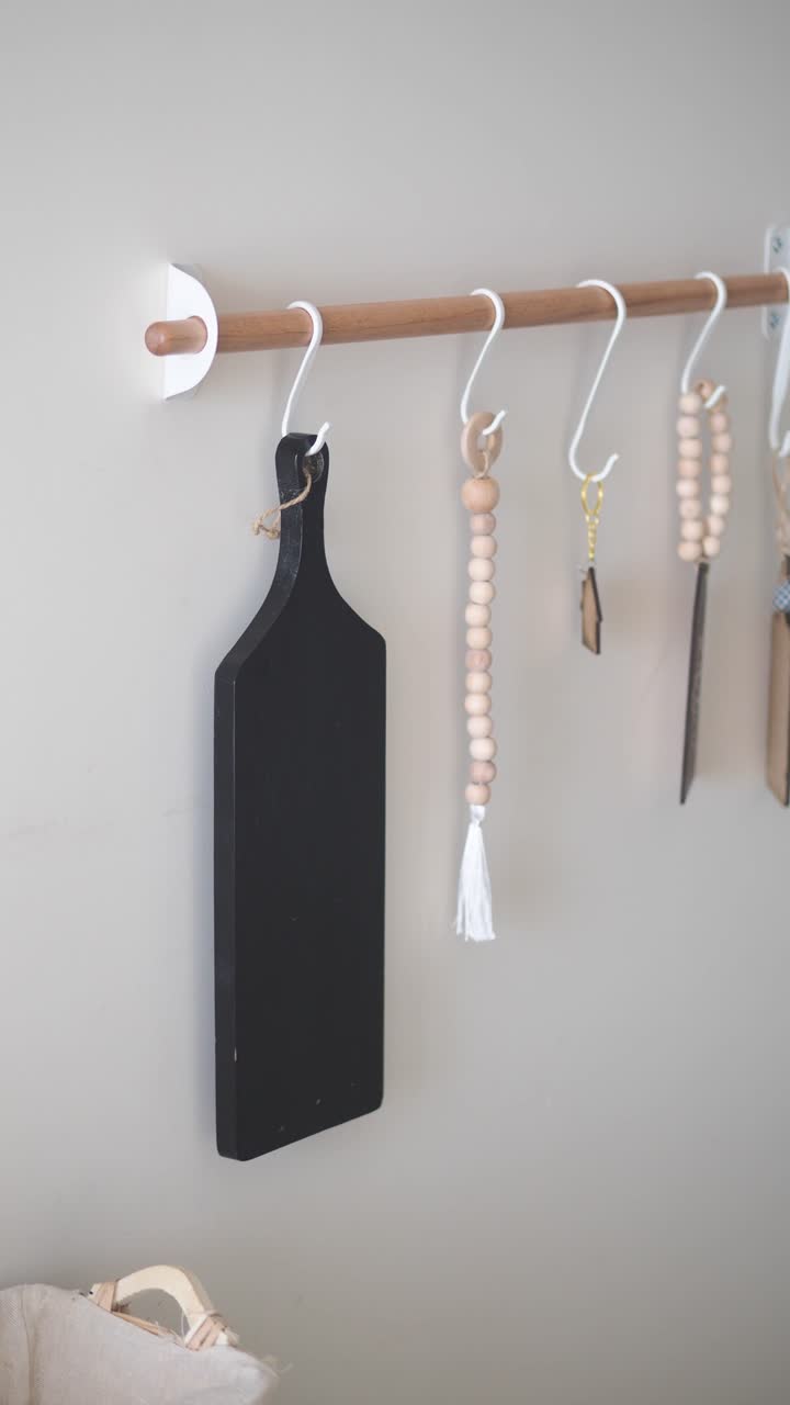 Oggetti Decorativi Appesi a un'Asta di Legno da Parete