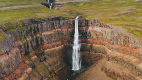 Imágenes-Aéreas-De-Drones-En-4k-Capturan-Escenas-Cinematográficas-De-Agua-Cayendo-En-Cascada-En-Un-Gran-Agujero-Circular-Dentro-Del-Parque-De-Islandia