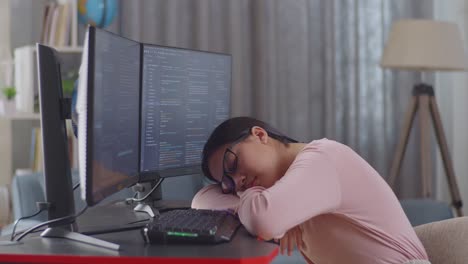 programador cansado tomando una siesta en el escritorio