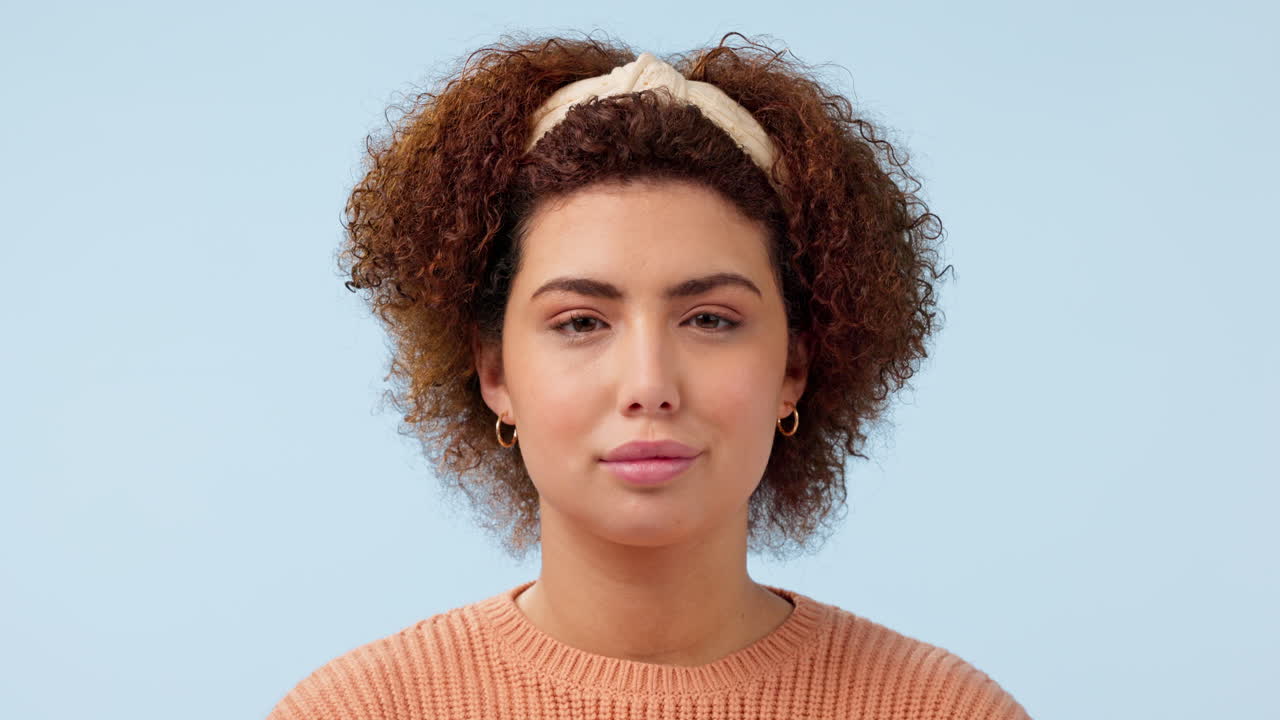 susurro, cara y mujer con el dedo en los labios