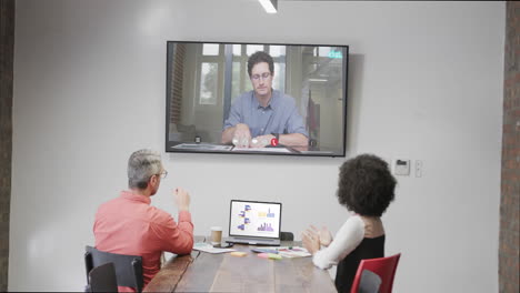 diversas personas de negocios en videoconferencia con un colega caucásico en la pantalla