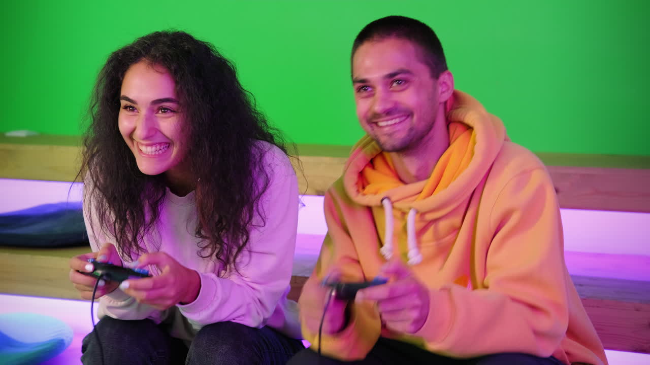 pareja jugando a videojuegos