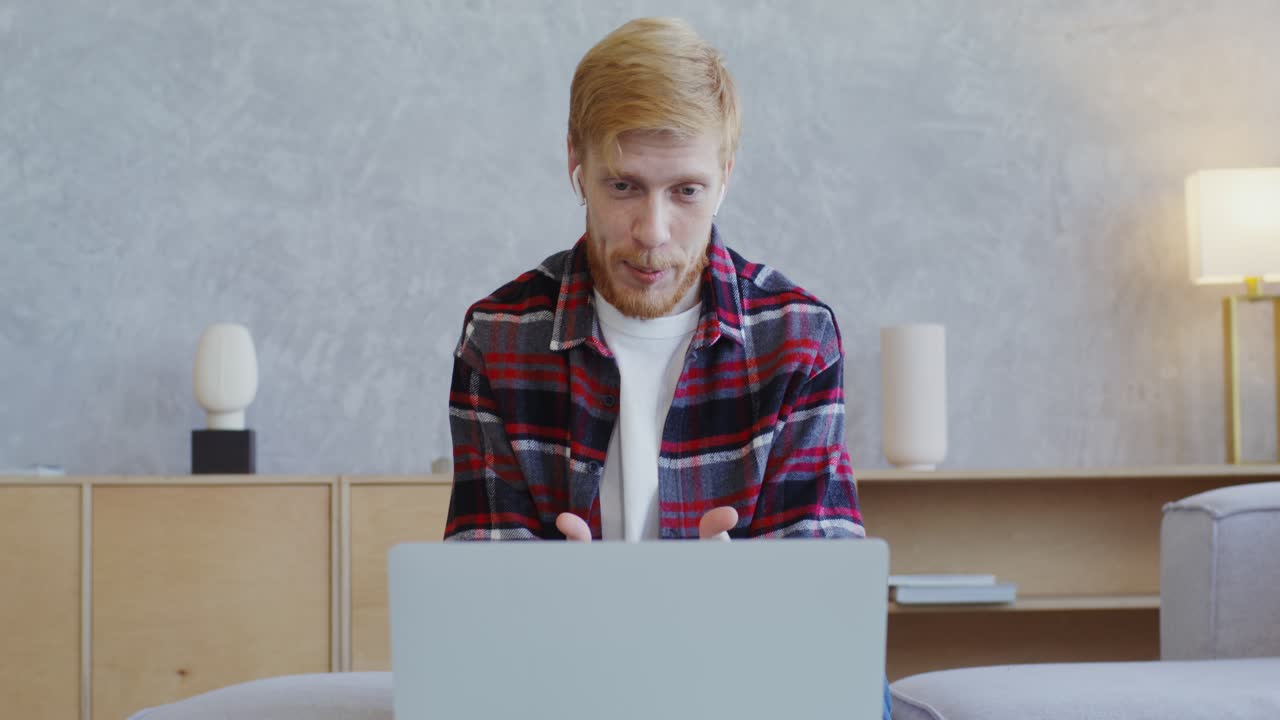 мужчина делает видеозвонок дома.