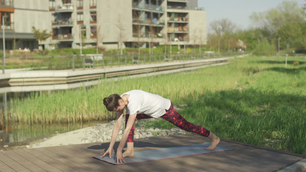 mujer joven fitness practicando yoga en la mañana