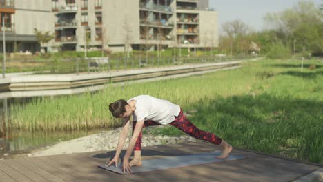 Fitness-Junge-Frau,-Die-Morgens-Yoga-Praktiziert