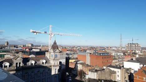 Segundo-Tiro-Doloroso-Sobre-El-Lado-Sur-De-La-Ciudad-De-Dublín-Mirando-Hacia-El-Norte,-Grúa-De-Construcción-En-La-Parte-Superior-De-Los-Edificios