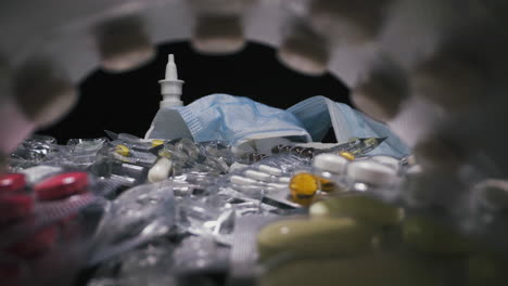 numerosos medicamentos cerca de la máscara como tratamiento de la enfermedad en negro