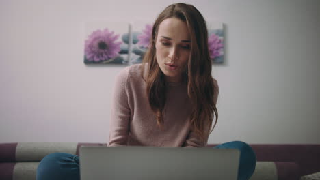 mujer atractiva usando una computadora portátil en casa