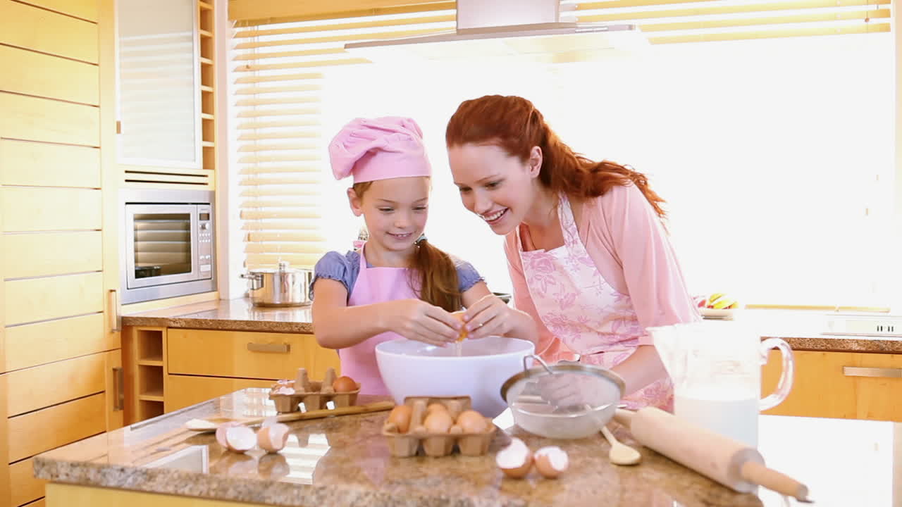 Wanita memasak bersama putrinya
