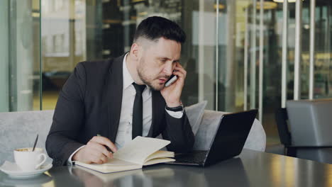 hombre de negocios trabajando en un café