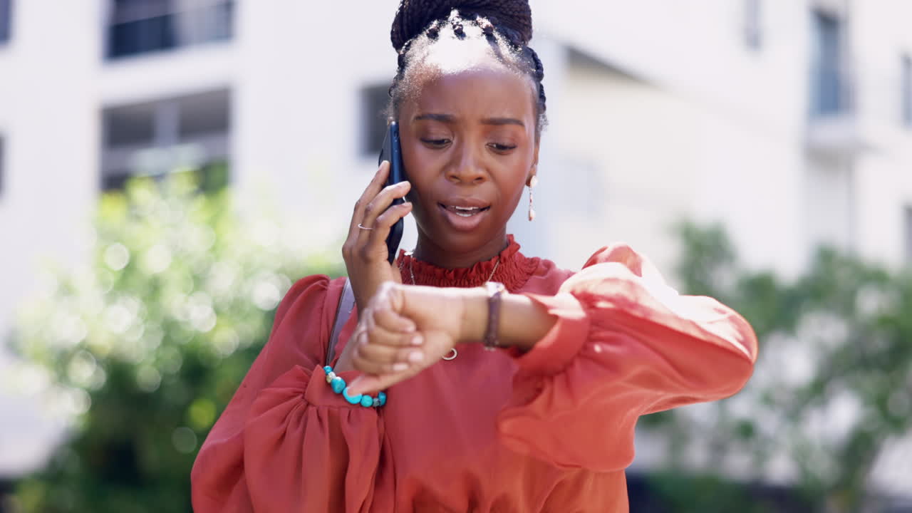 llamada telefónica, hora y mujer de negocios en la ciudad