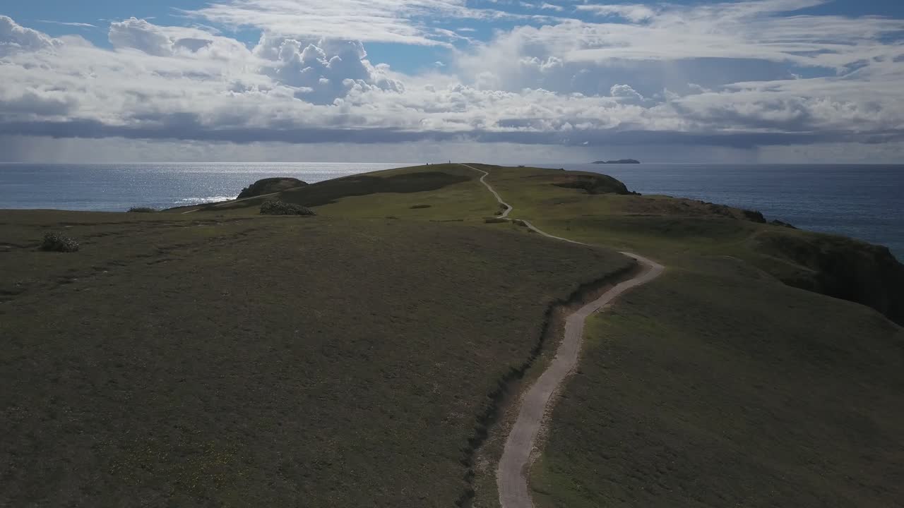 drone volando sobre el promontorio mírame ahora con el océano en el fondo, australia