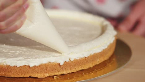 decorando un pastel con crema batida