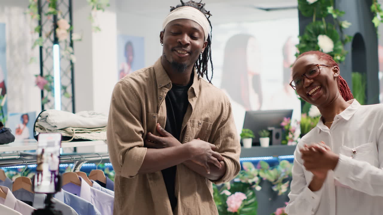 el influencer promueve la ropa en la tienda