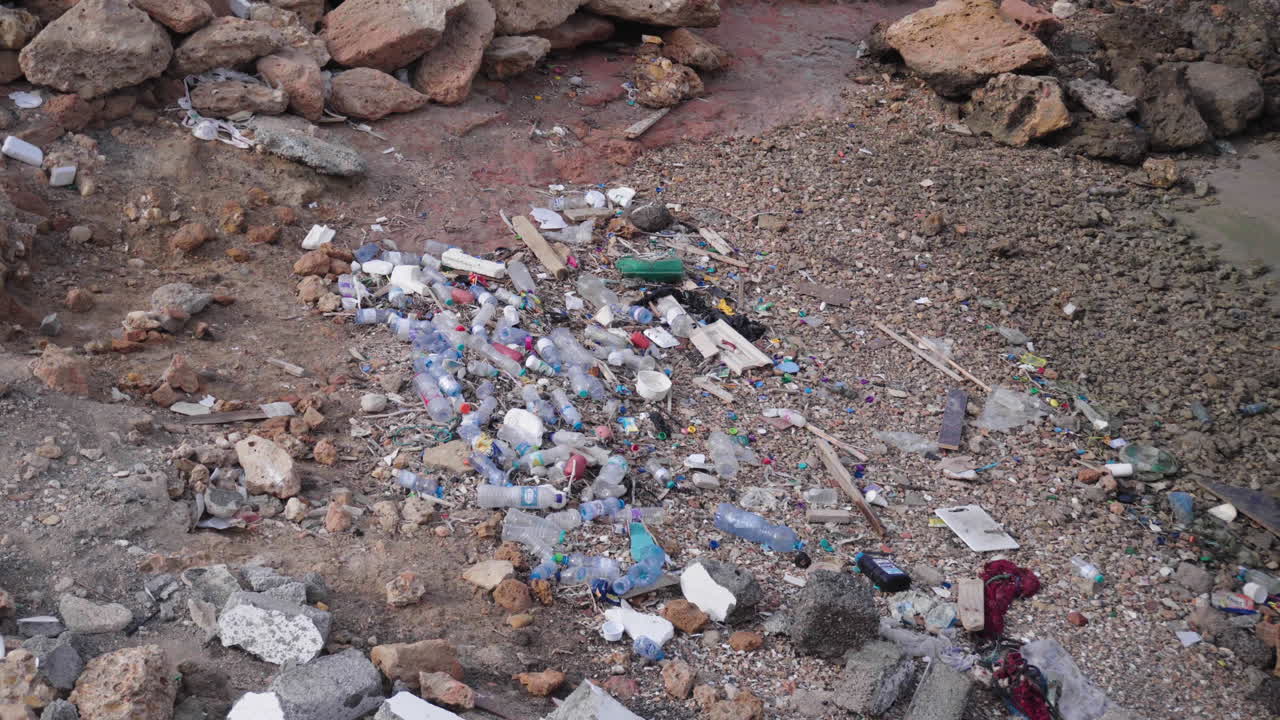 무스카트 근처 오만 해변 에 있는 플라스틱 쓰레기