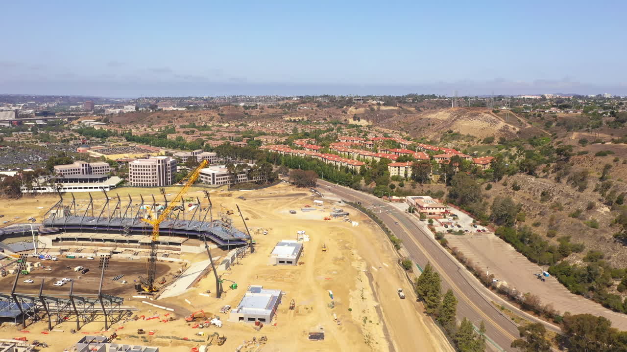 construcción de un estadio sin terminar en el valle de la misión, san diego, drone al revés