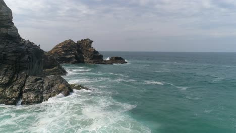 Aerial-shot-of-waves-and-rock-formations-in-La-Ventanilla,-Oaxaca