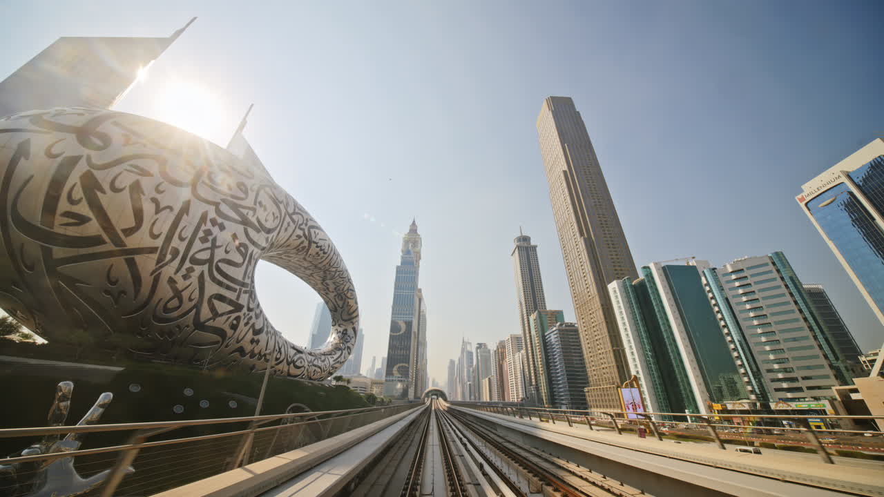 Cảnh quay góc nhìn thứ nhất từ tàu điện ngầm Dubai di chuyển qua Bảo tàng Tương lai và các tòa nhà chọc trời